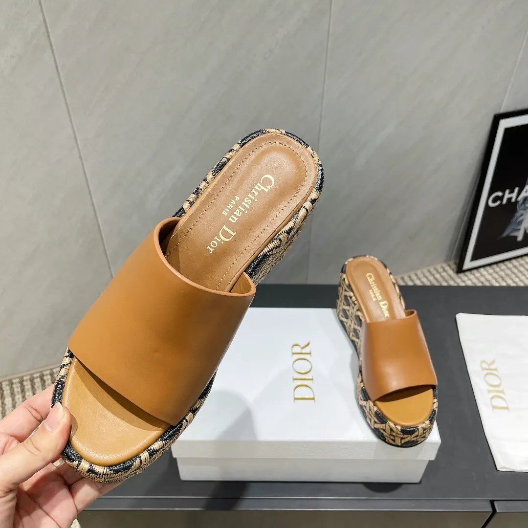 💕💕Factory direct selling price p540💕💕 (Top version) Dior 25ss summer high version new sandals. [Round-toe thick-soled sandals] Simple and super versatile. Perfect and luxurious on the feet, can be matched with spring and summer clothes. The foot feels even more comfortable! The material is a perfect replica of the original version. Original disassembly and molding. ❶Material: original customized cowhide ❷Inner lining: original customized sheepskin ❸Feet: original customized sheepskin ❹Outsole: original non-slip slope heel outsole ❺Heel height: 9cm ❻Packaging: original full set of packaging ❼Number of yards: 36-39 (40.41. Customization is not returnable) ☀Color: Official website updated simultaneously